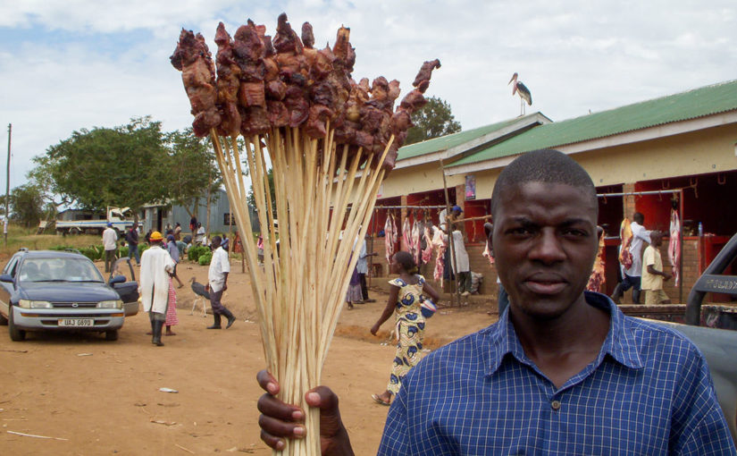 ウガンダで食べたヤギ肉の串焼き ムチョモ・エンブジ
