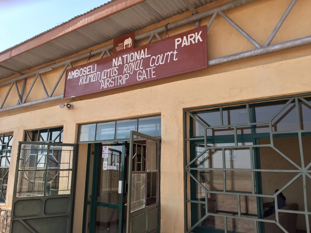 公園の管理事務所はアンボセリの空港にある