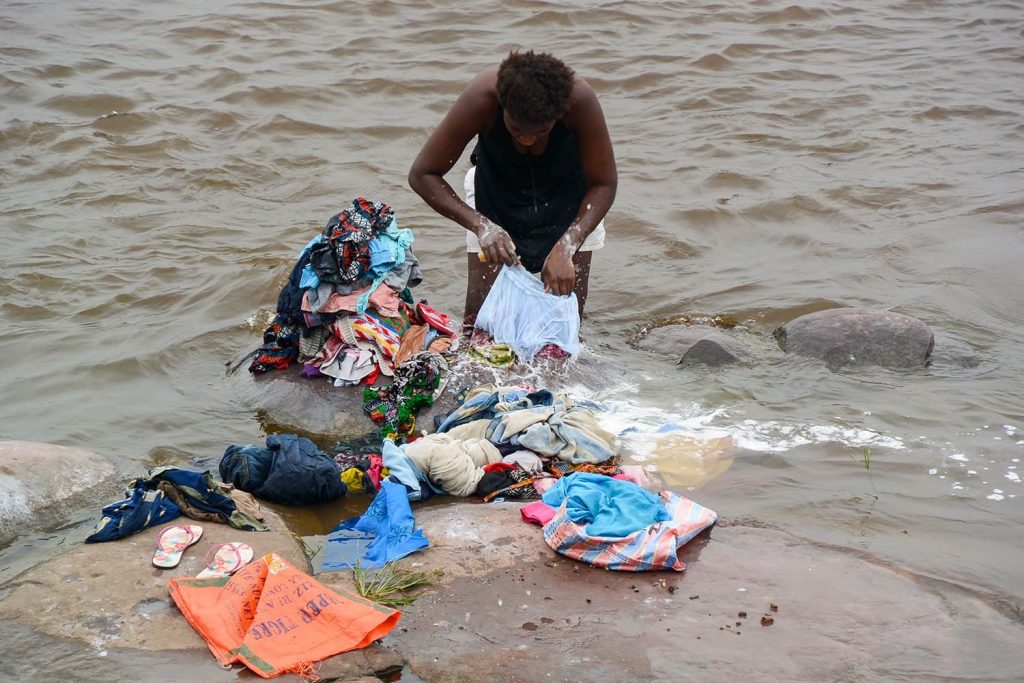 コンゴ川でザブザブお洗濯をする女性。