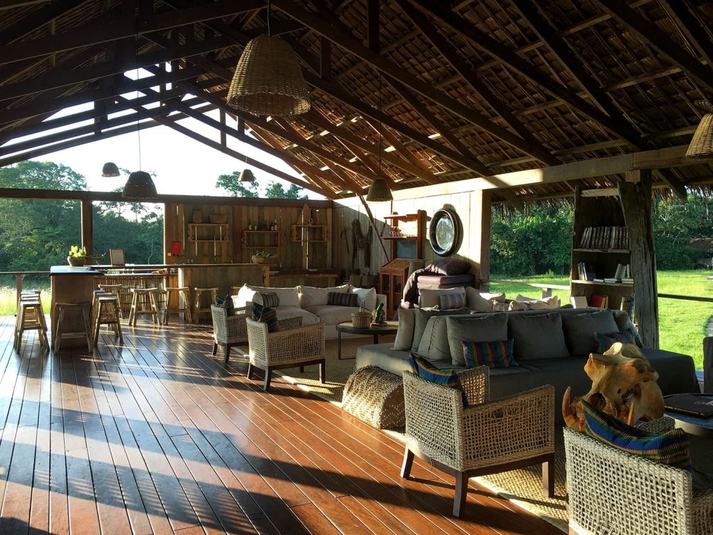ンボコ・キャンプのバー。オープンエリアが気持ちのいい空間です。