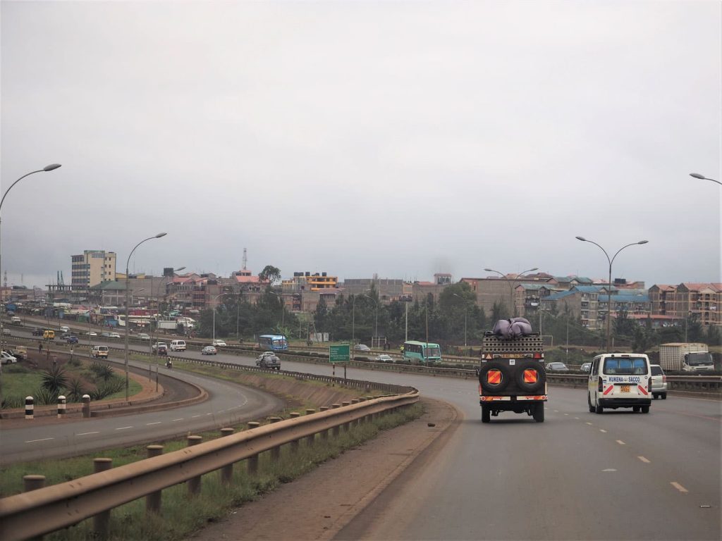 ナイロビ市内の高速道路のTHIKAスーパー・ハイウェイを北上。ケニア唯一の8車線道路です。