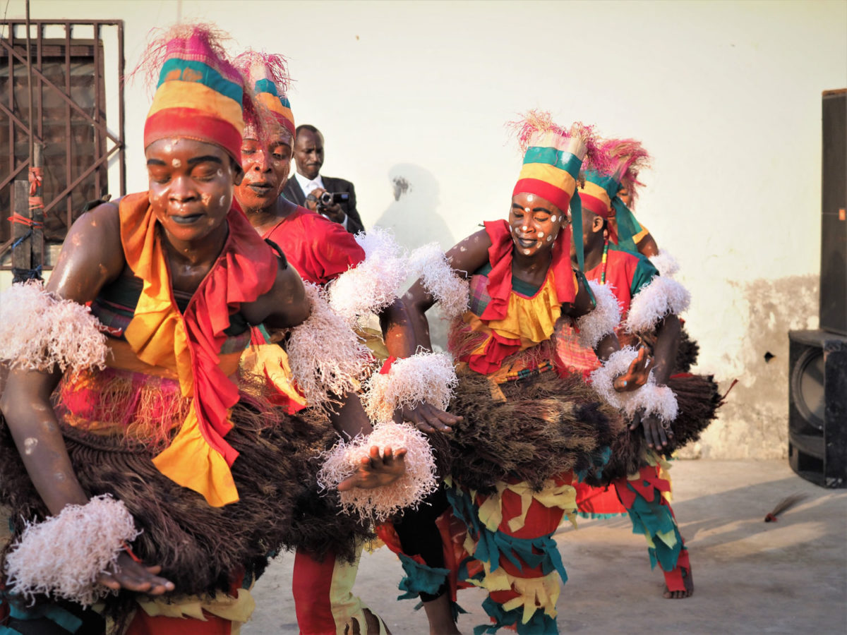 ルンバ・コンゴリーズのリズムに乗せて激しいダンス！ アフリカ旅行の道祖神ブログ