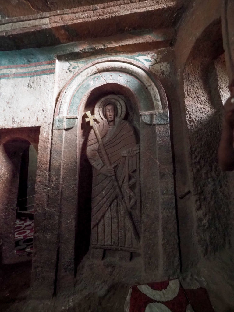 女人禁制の聖ゴルゴダ教会内部、ラリベラ王の墓所はこの部屋の奥にあります