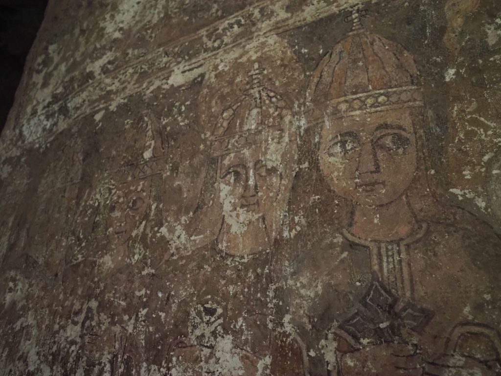 丸顔にアーモンド形の目を描くエチオピアスタイルは変わりませんが、歴史を感じさせる内壁の絵