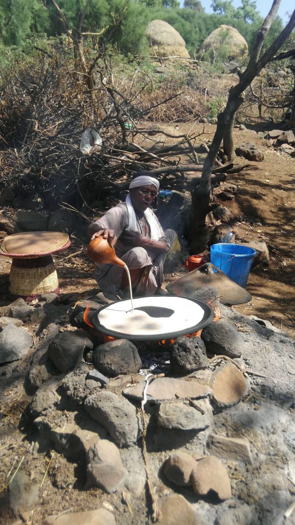 国民食インジェラを焼くデモンストレーションを見せてくれた村人
