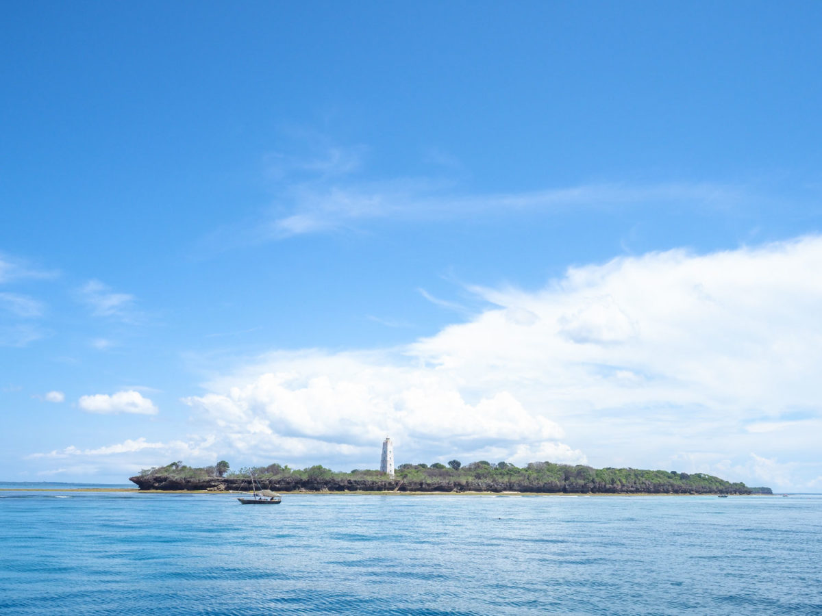 いよいよ最終日。一般的に「ザンジバル島」と呼ばれる本島。ウングジャ島への旅路です。島から島への間にも小さな島が点在します。 アフリカ旅行の
