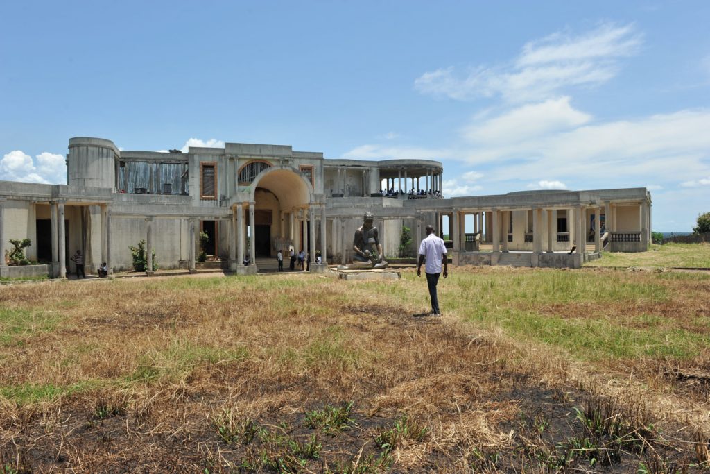 モブツ大統領の故郷リサラの高台にはコンゴ川を見渡せる立派な邸宅の廃墟が。今は学校です