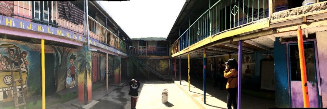 校舎は壁にいろんな絵が描かれておりカラフルで楽しそうな雰囲気。