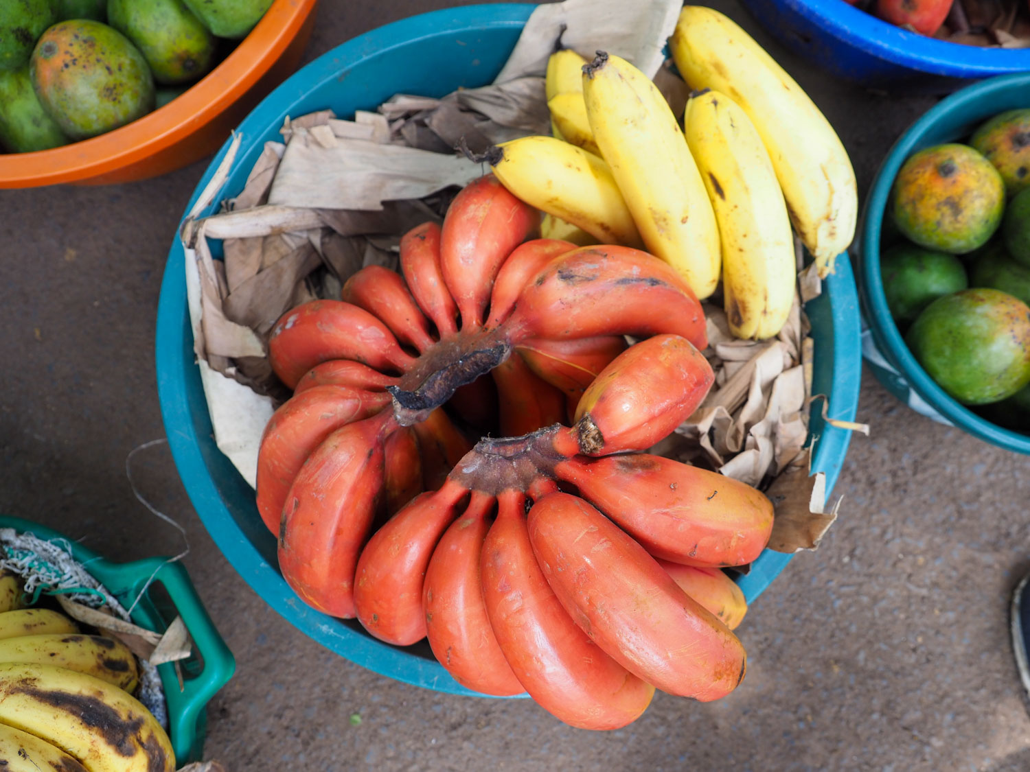 名物の赤バナナ。ムトワンブで清算されるバナナには、赤バナナ、黄バナナ、緑バナナと3種類があります。