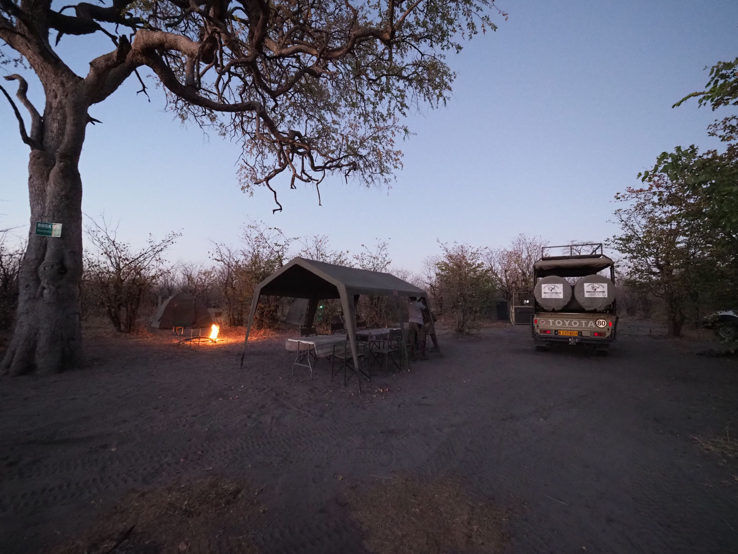 サブティのキャンプサイトの夕暮れ。長いサファリの1日が終わります