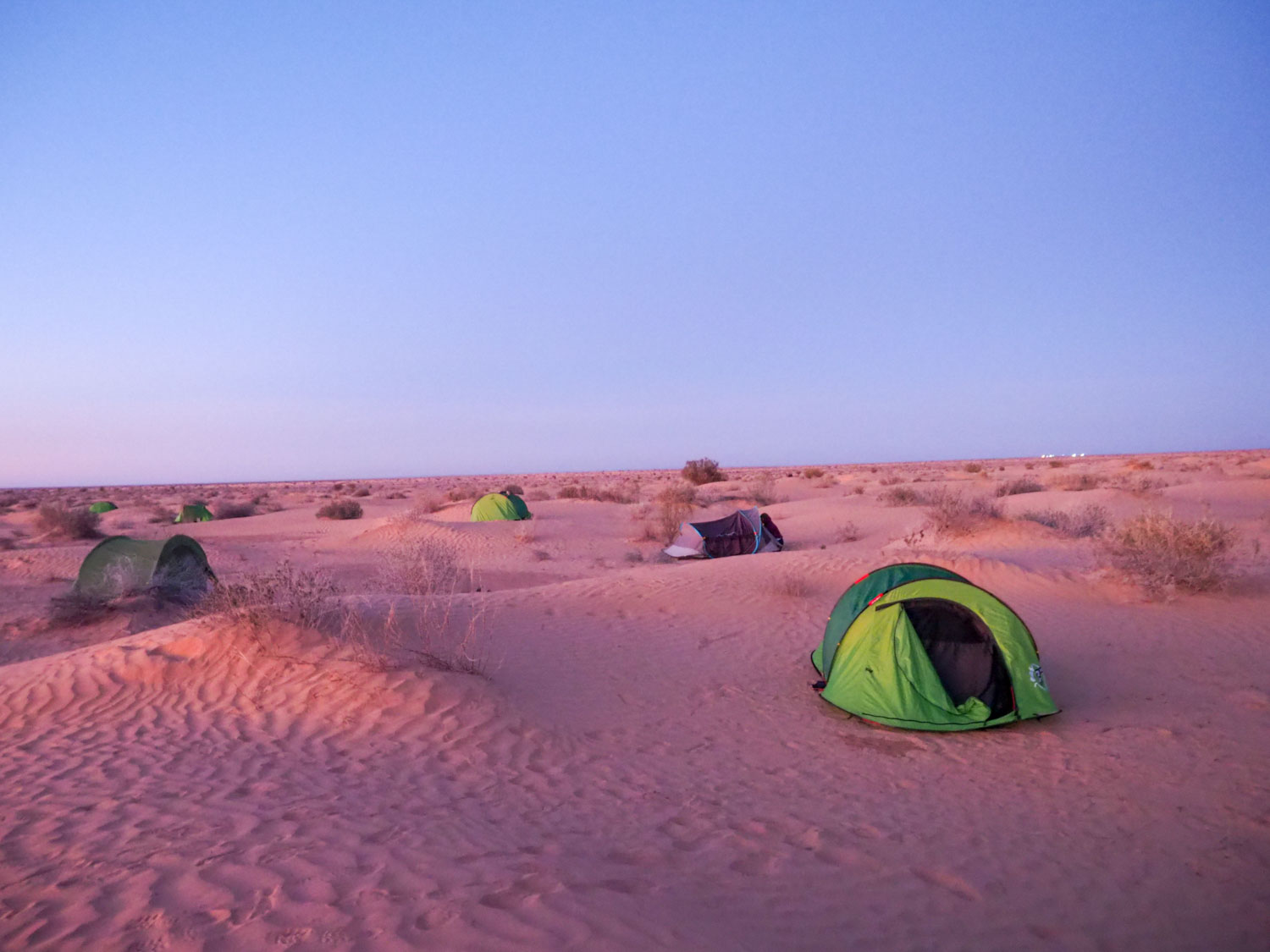 夕暮れ時には砂漠の見晴らしのいい場所を探してテント設営。