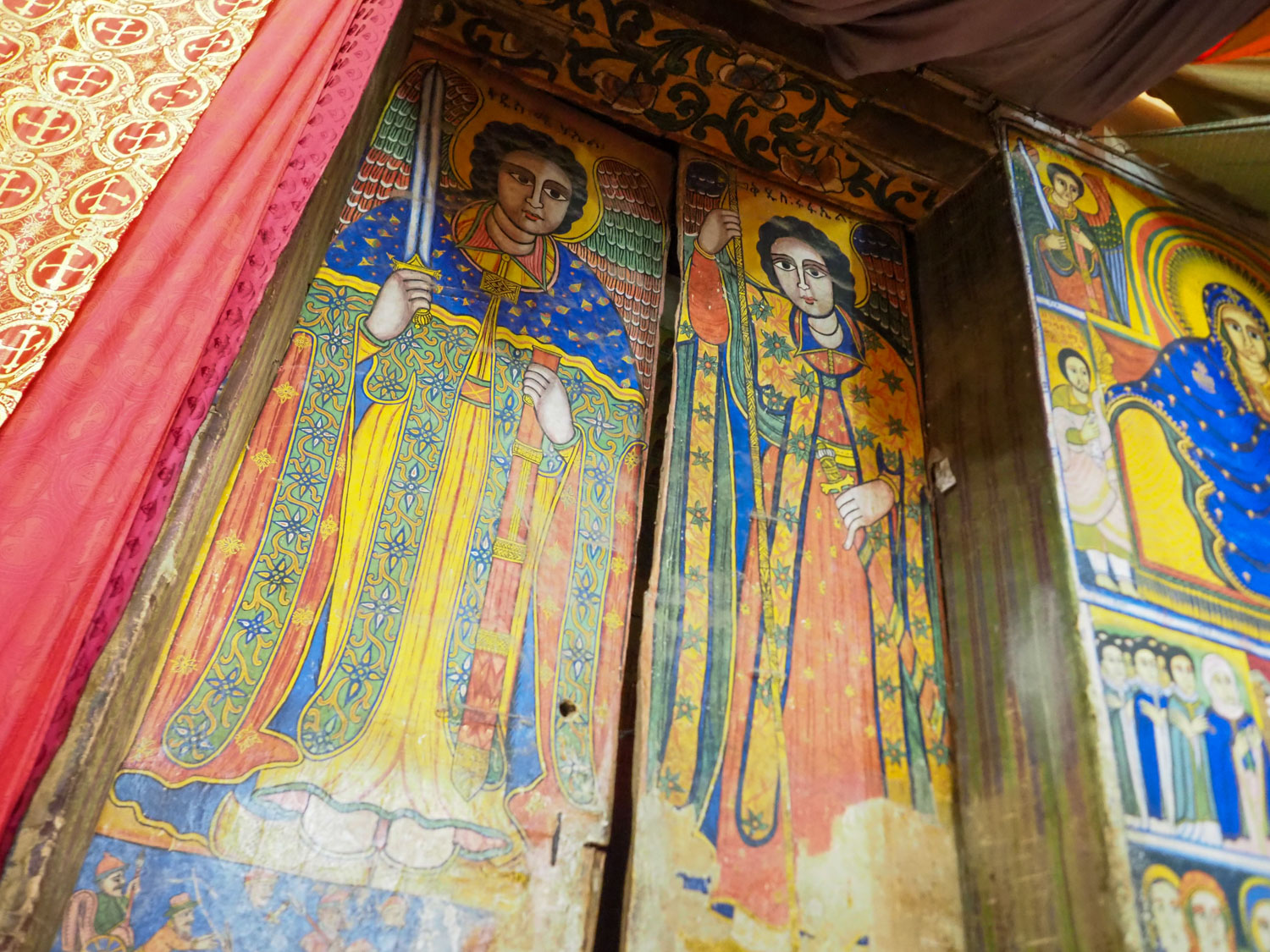 岩窟教会内の壁画も見事です。聖ミカエルと聖ガブリエル