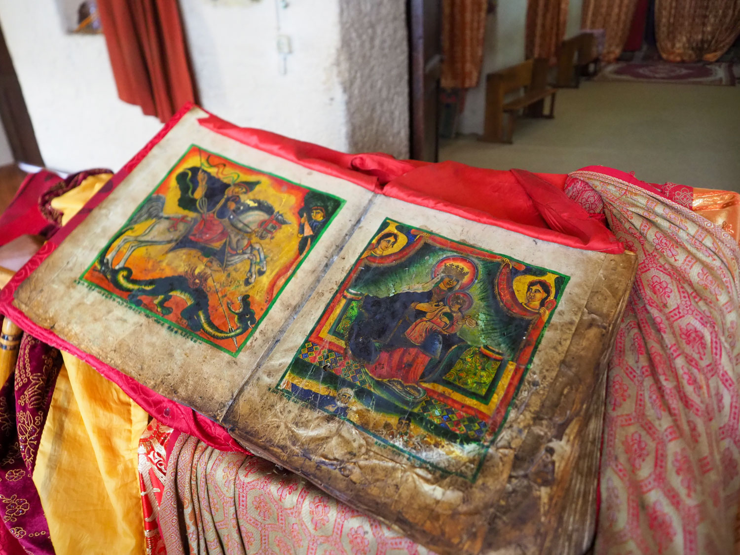 旧・聖マリア教会の羊皮紙の書物。600年ころのものとされています。