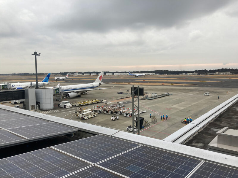 コロナ禍前に比べると遥かに飛行機の数も少ない成田空港