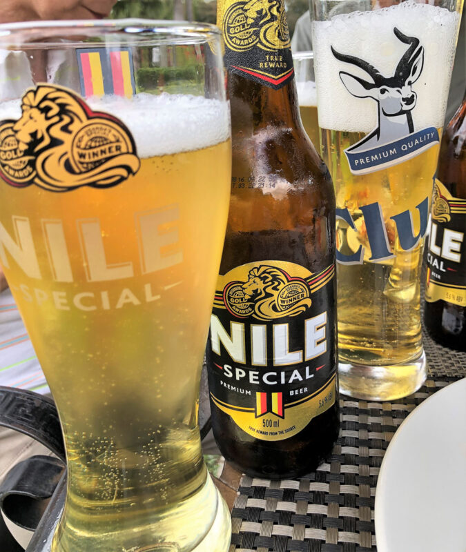 ウガンダを代表するビール「ナイル・スペシャル」（左）と、ウガンダ・コーブのラベルがかわいい「クラブ」。どちらも1本6000USh（約220円）。軽くてさわやか。グイグイいけます。