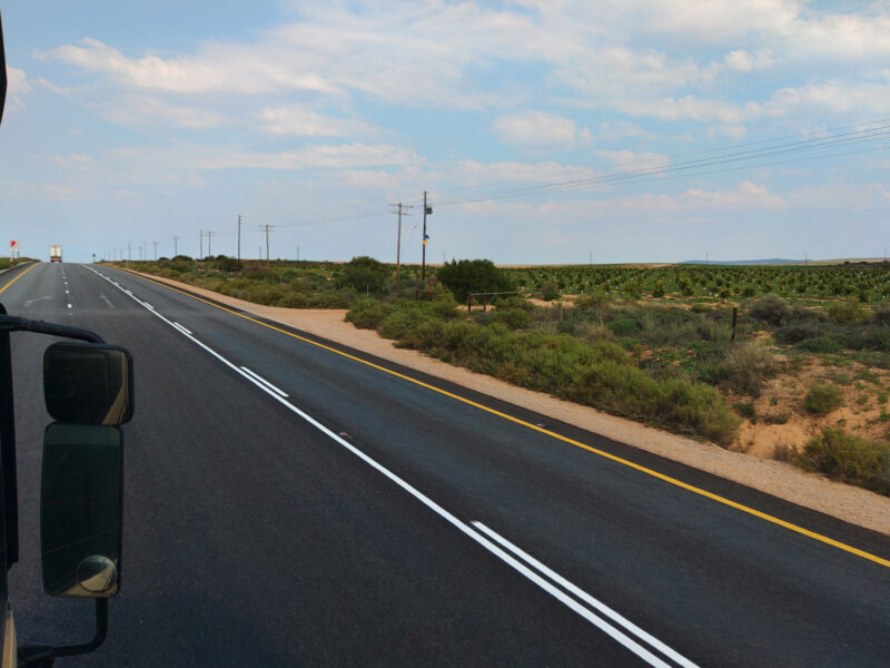 南アフリカに入ると一転、国道は舗装となり、目に優しい緑が増えてきます。