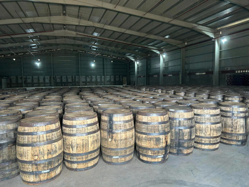 蒸留後にできたラム酒はホワイトオークのバーボン樽に詰められて、倉庫で熟成されます。