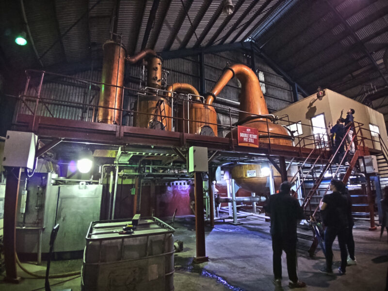 まだ銅の色が真新しい蒸留器。1962年に製造がストップされ、2005年に体制を整えてから再開されたため、蒸留所内の設備は全体的に新しめ。