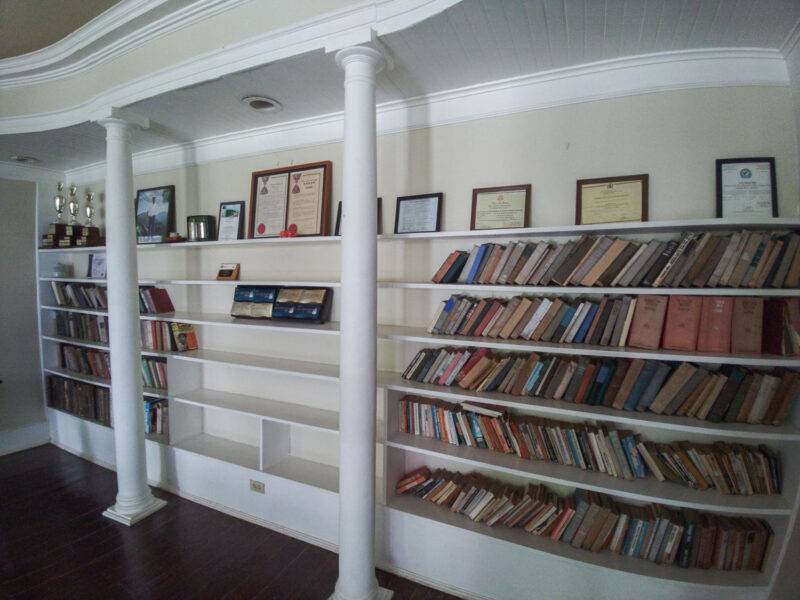 棚には様々な書籍類とジャマイカ政府からの感謝状が飾られています。