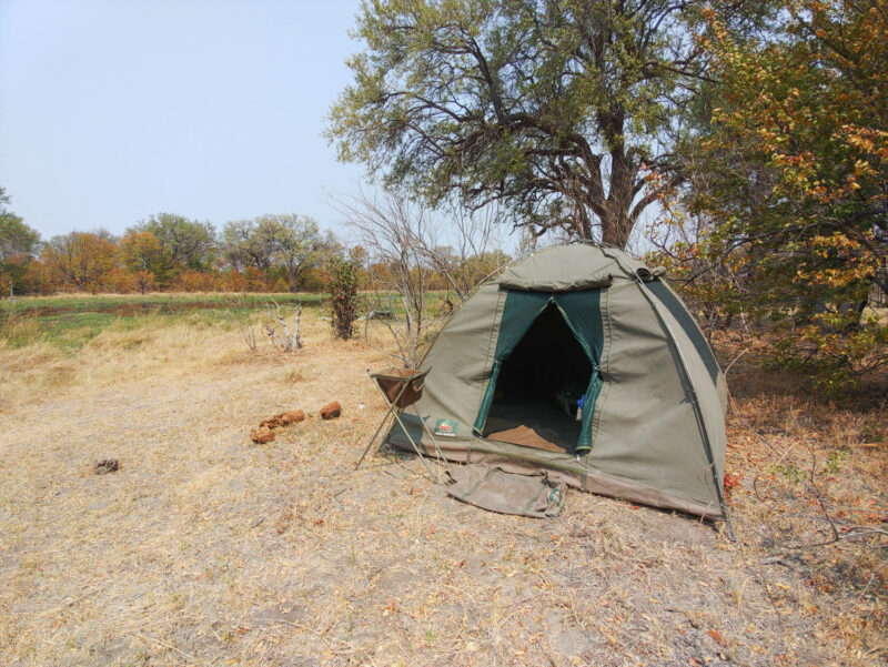 広々とした川沿いのキャンプサイト、テントはキャンバス地の大型テントを利用します
