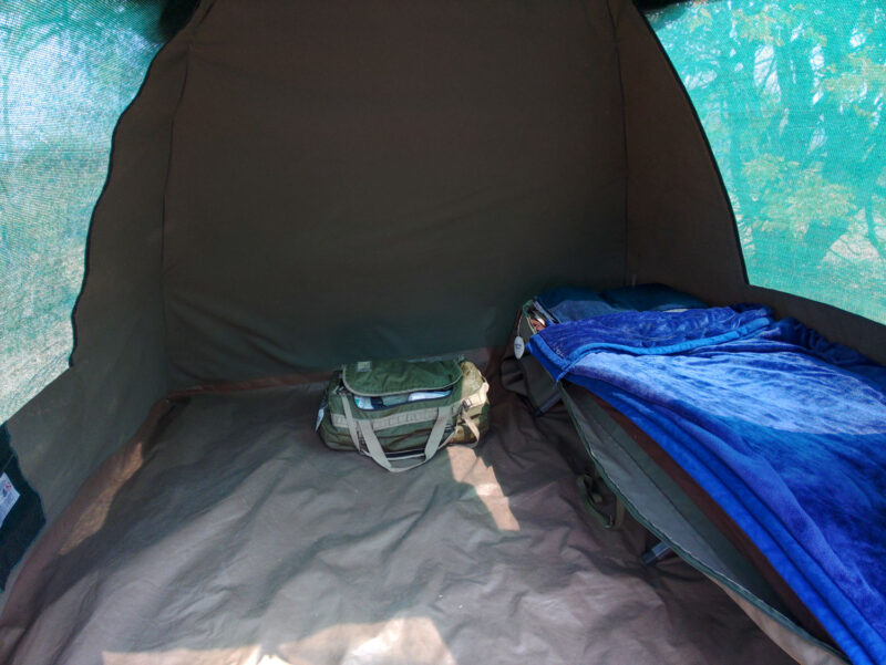 テントの中はこんな感じ、折り畳みコッドの上に寝袋を広げてお休みいただきます