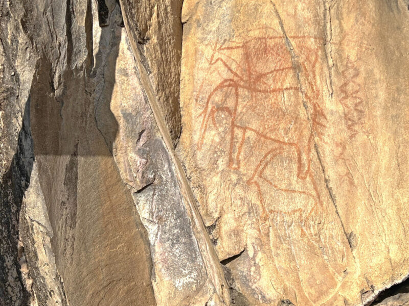 サブティ地区の岩山にはサンの人々が描いた岩絵も残されています