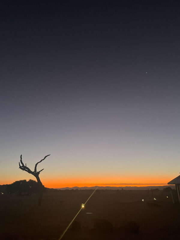 日没と夜の間の空