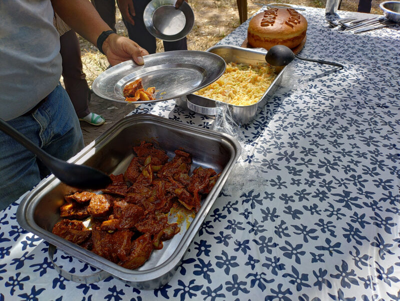 この日のランチはビーフ煮込みとコールスローサラダに手焼きパン