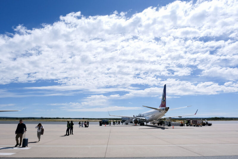 軽飛行機に乗り込みます