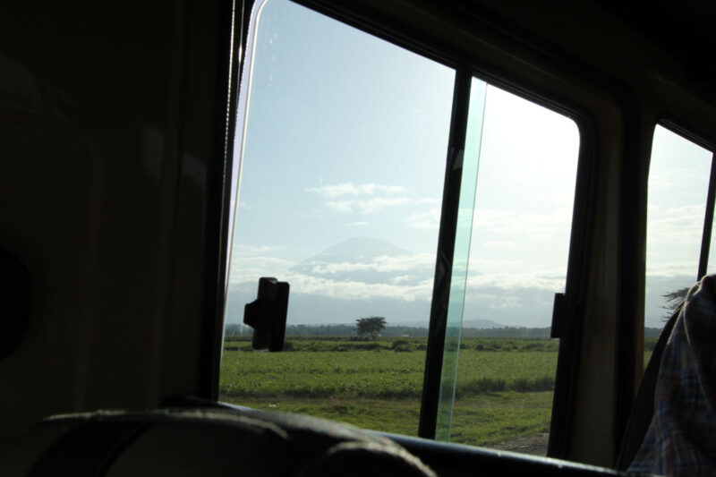 窓からメルー山を望みます