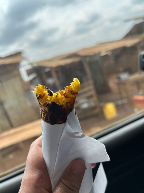 ウガンダではバナナが主食。焼いて食べると焼きいものよう