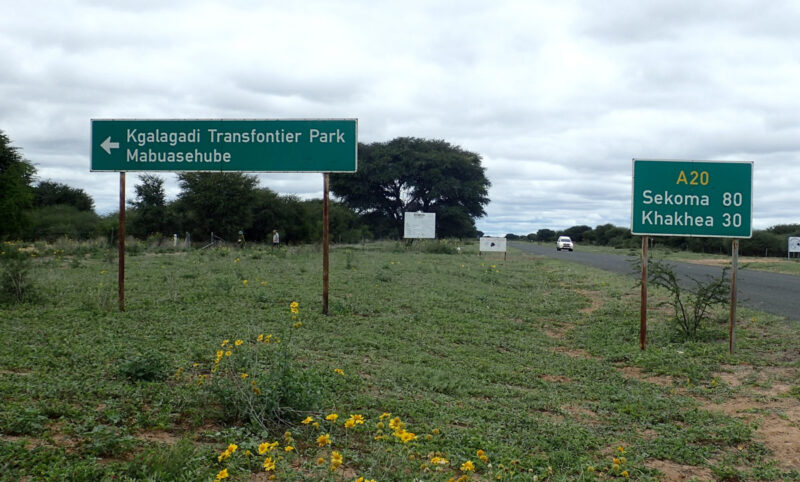 幹線道路からマブアシューベ・ゲート