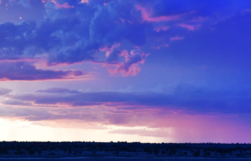 やはり遠くに夕立が見えます