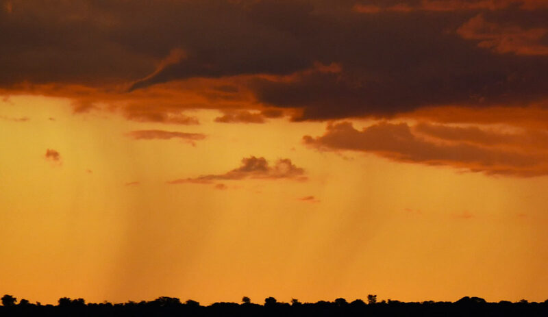 夕焼けがきれいですが、やはりシャワーが