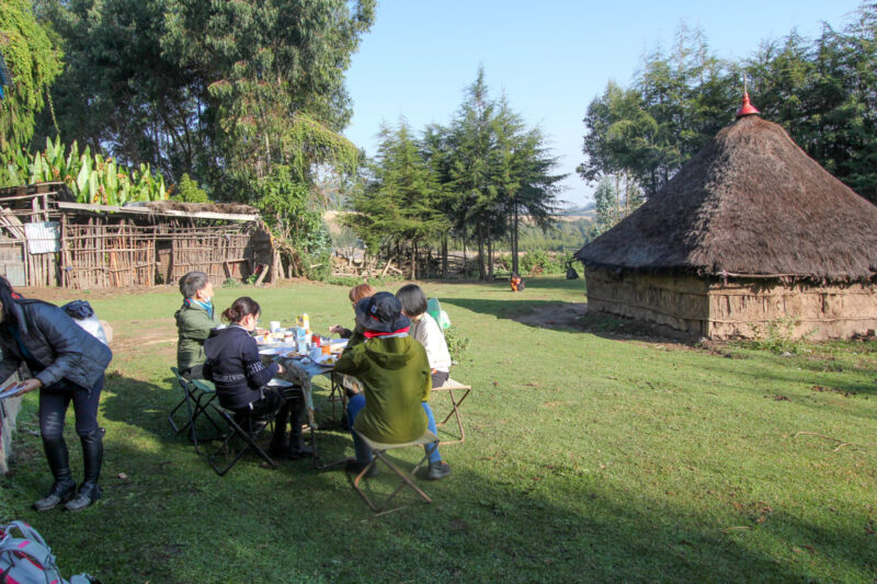 雲一つない青空の下での朝食タイム