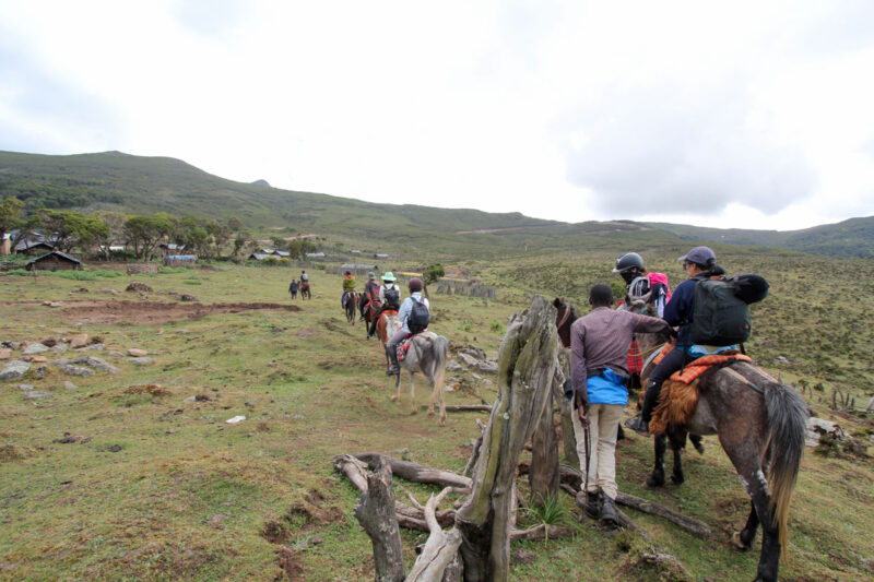 山間の村も失礼して進んでいきます