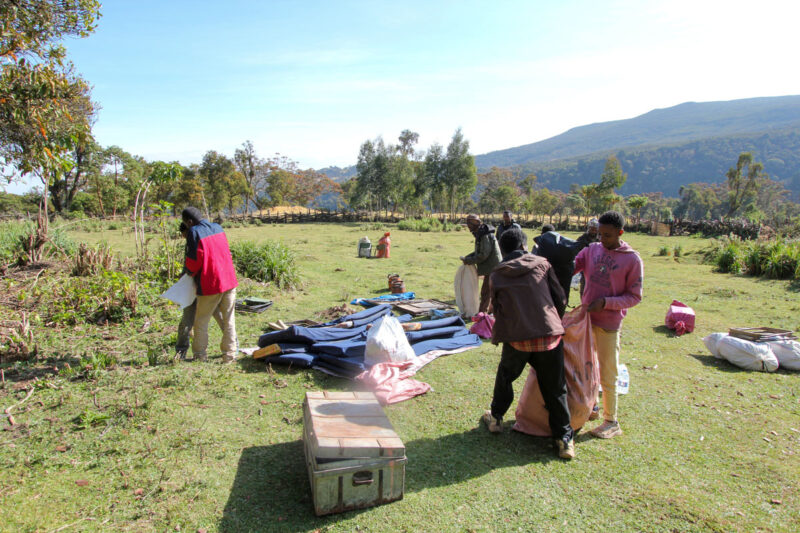 村人たちが作業を手伝ってくれました