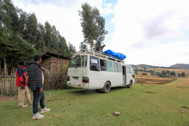 バスに荷物を詰め込み、出発です