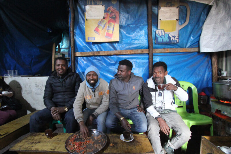 今回お世話になったツアーのクルー達。楽しそう