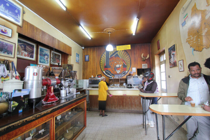 有名なトモカ・コーヒーのお店。物販もしています