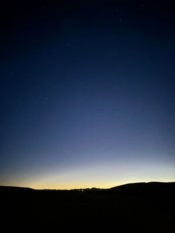徐々に紅く染まっていく東側の砂漠の稜線