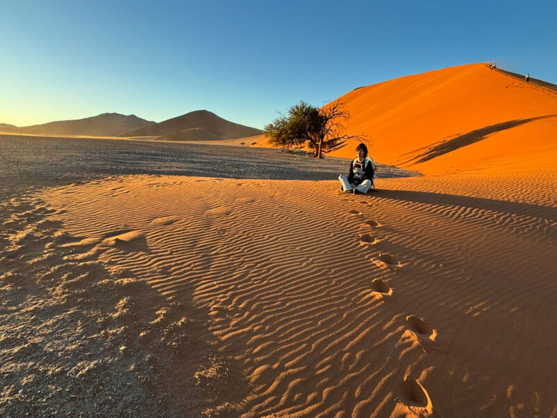トレッキングシューズはスーツケースの中の為、裸足でサンダルで登りましたが、裸足で踏む砂の感触が気持ちよかったです。