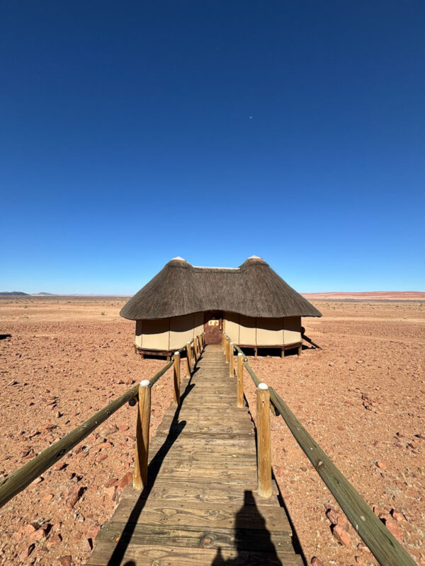 一棟ずつ広々と並ぶロッジ