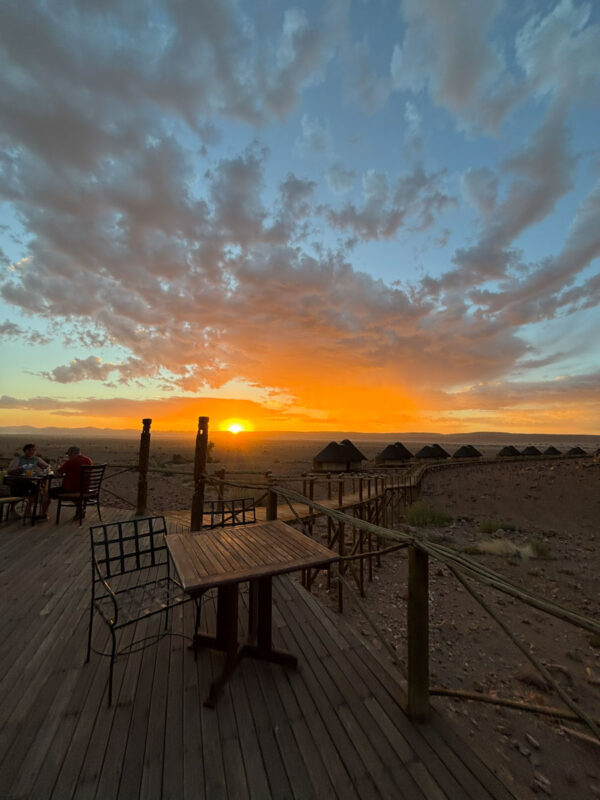 風がありますが皆さん外で夕陽を眺めながらの夕食