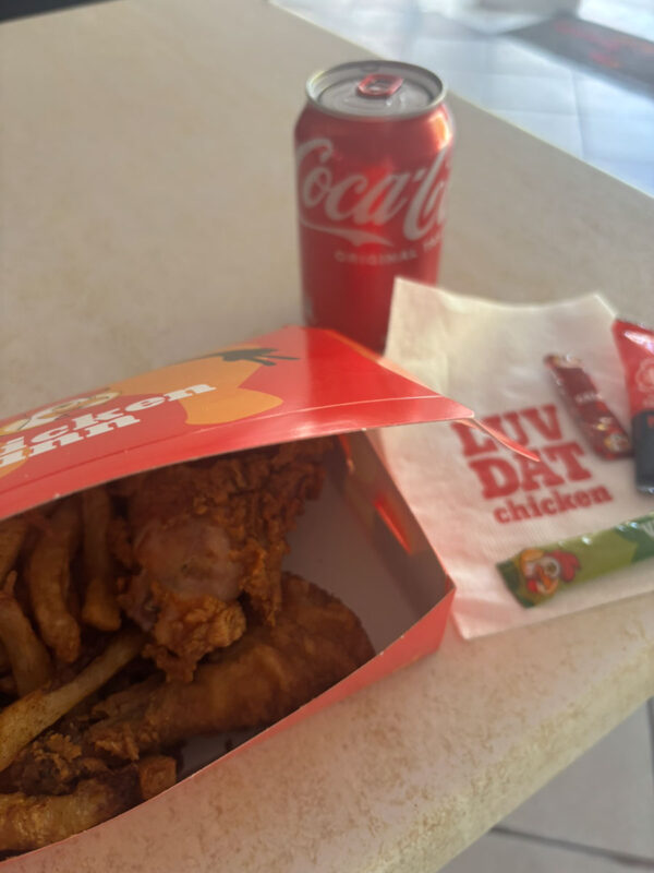 メニューがわからずフライドチキン2つと大量のポテトのセット。美味しかった。