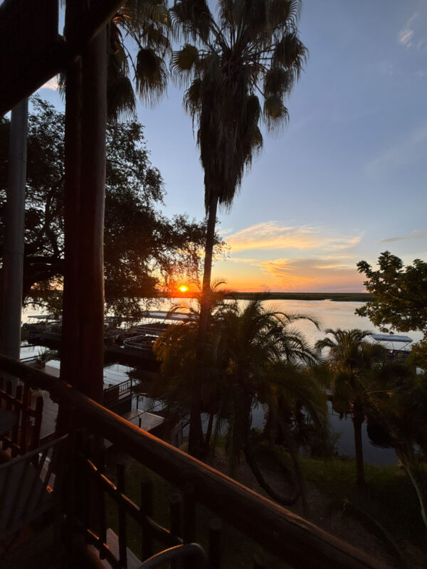 ここでもチョベ側に沈んでいく夕日がきれいに見えます。