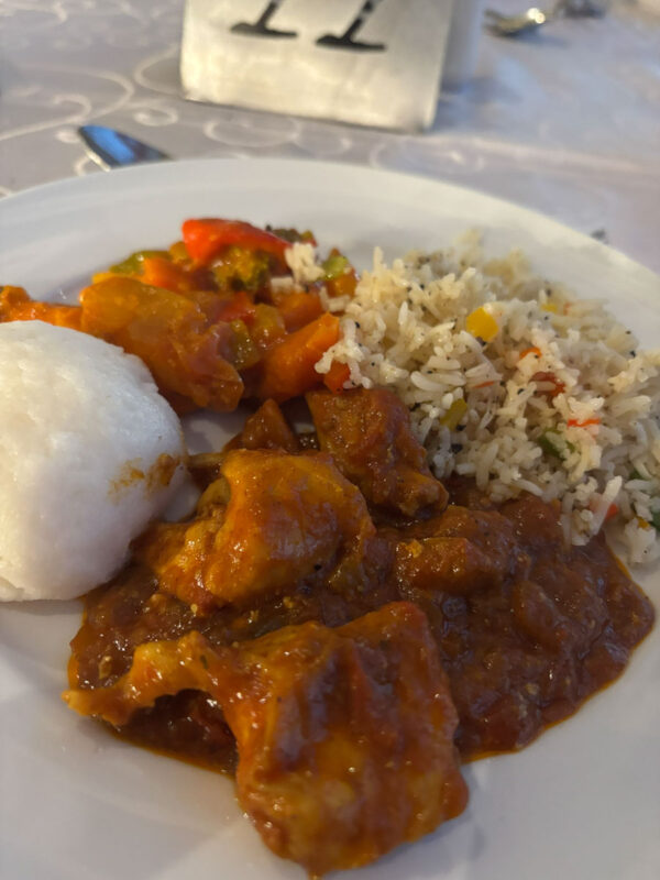 この日はパパ、トウモロコシのウガリに2種類のカレーをよそって頂きました。