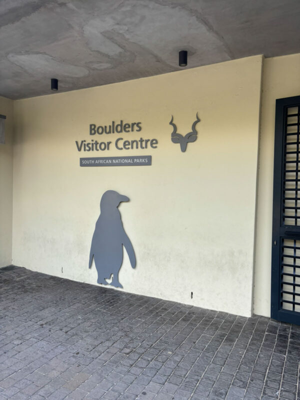 観光客で賑わっています