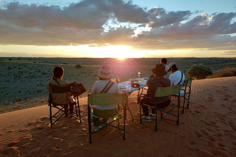 カムスパネン保護区の赤い砂丘の上で、ナイトサファリ前の夕食