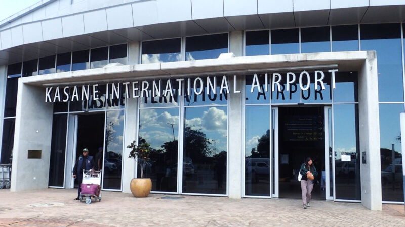 カサネの空港に到着、ヨハネスブルグ、次いで日本で。